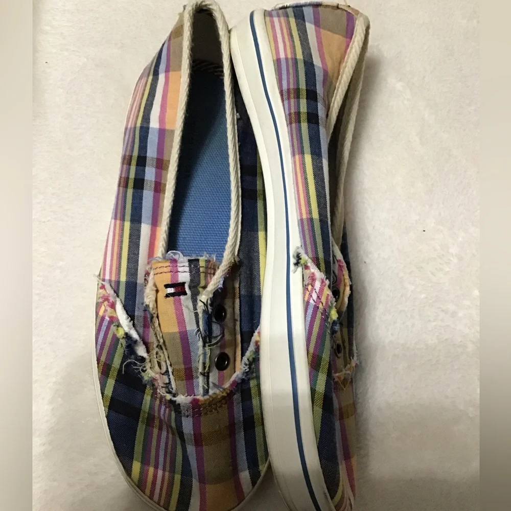 Women’s size 6 Tommy Hilfiger flats sneakers